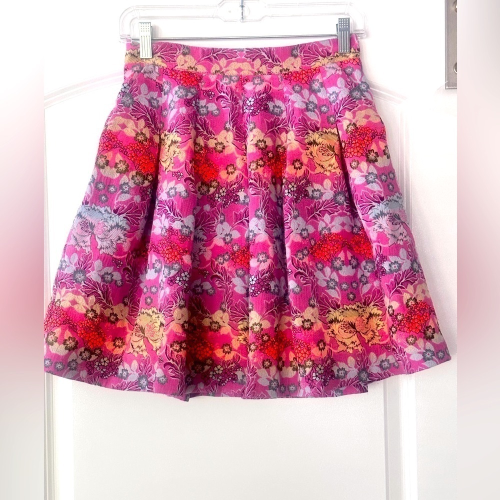 BEBE. SZ 4 Box pleated tapestry skirt.
